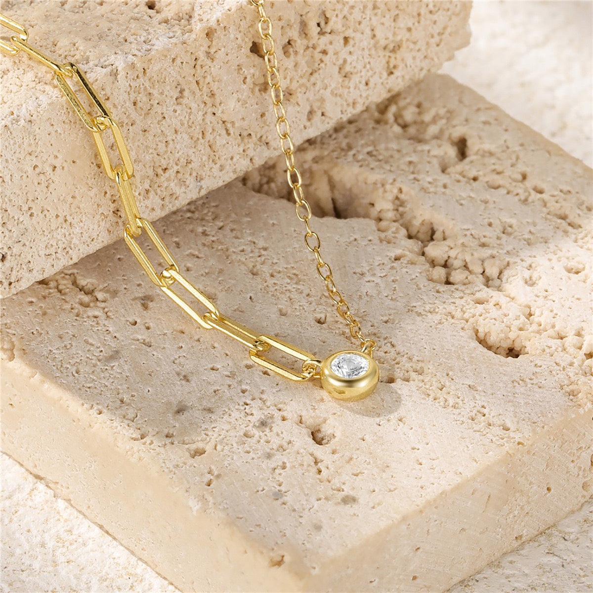 „Vergoldete Halskette im Two-Chain-Design mit funkelndem Zirkonia-Anhänger“