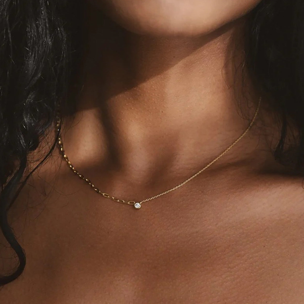 „Vergoldete Halskette im Two-Chain-Design mit funkelndem Zirkonia-Anhänger“