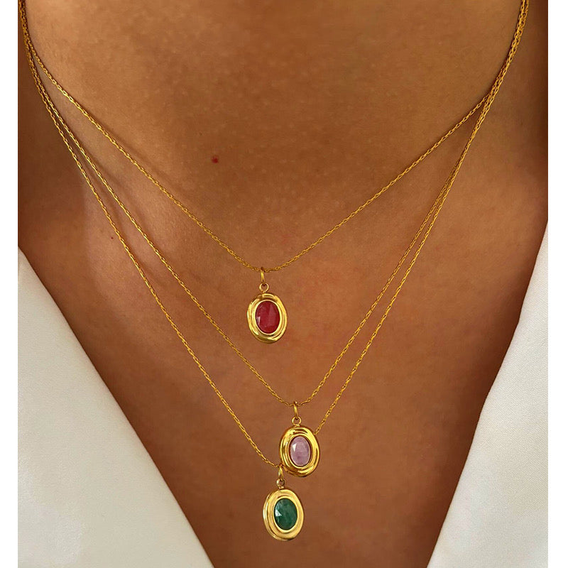 Elegante vergoldete Halskette mit ovalem Farbstein-Anhänger (rot)