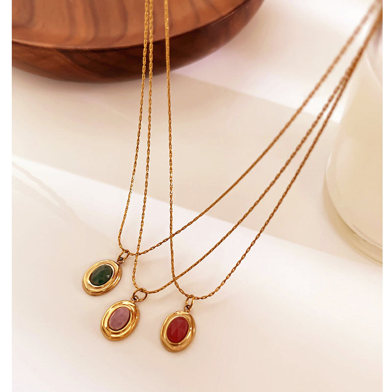 Elegante vergoldete Halskette mit ovalem Farbstein-Anhänger (rot)